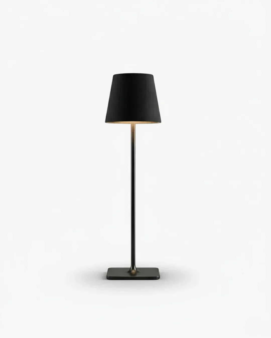 Lampe sans fil noire de petit format posée sur une table de restaurant