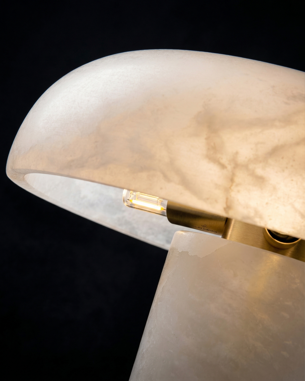 IZO — Lampe de Table en Albâtre, Dimmable pour Salon et Bureau