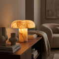 Lampe champignon IZO en albâtre posée sur un meuble bas de salon