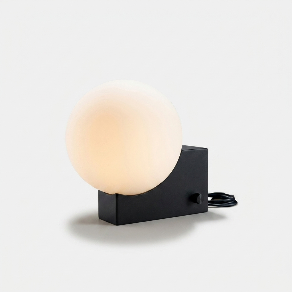 Lampe de table TERO noire en verre — packshot studio