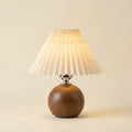 Lampe de Chevet Rétro – Abat-jour Plissé & Socle Boule en Bois
