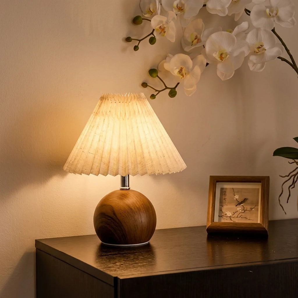 Lampe de Chevet Rétro – Abat-jour Plissé & Socle Boule en Bois