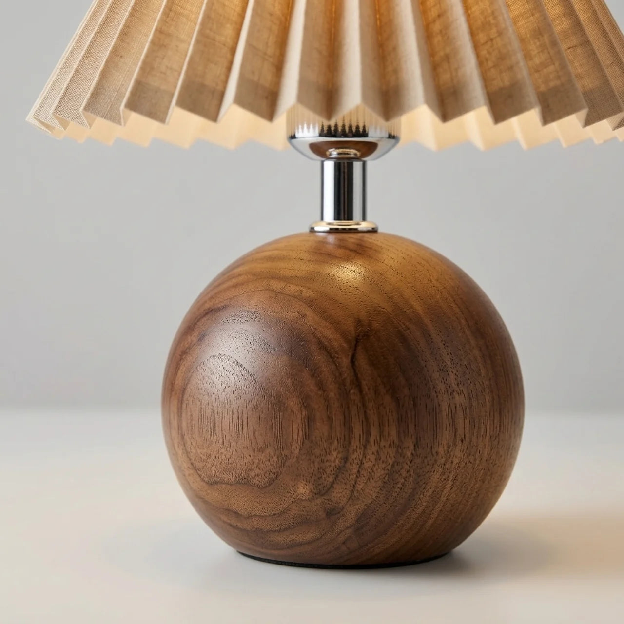 Lampe de Chevet Rétro – Abat-jour Plissé & Socle Boule en Bois
