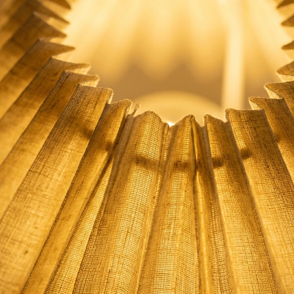 Lampe de Chevet Rétro – Abat-jour Plissé & Socle Boule en Bois