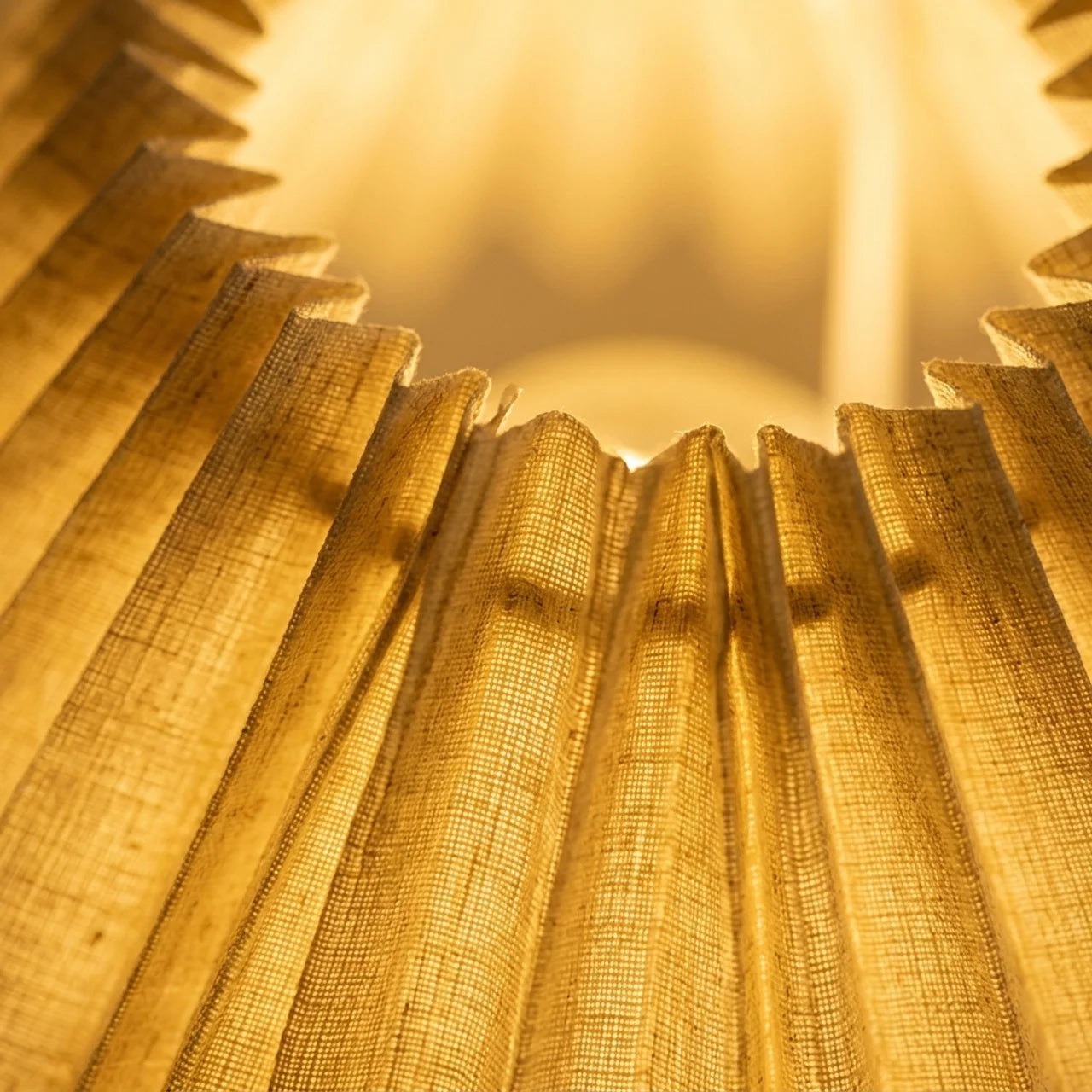 Lampe de Chevet Rétro – Abat-jour Plissé & Socle Boule en Bois