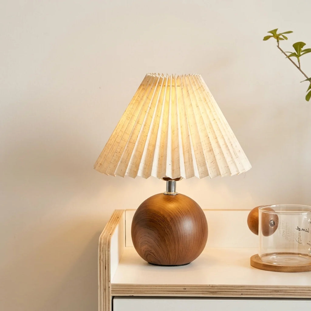 Lampe de Chevet Rétro – Abat-jour Plissé & Socle Boule en Bois